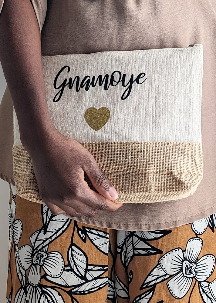 pochette beige personnalisée prénom et coeur