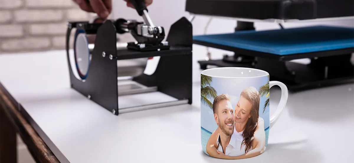 impression sur mug en atelier, mug personnalisé posé sur une table