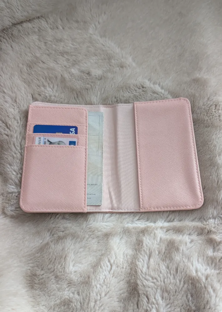 intérieur étui rose protection papiers voiture mes essentiels