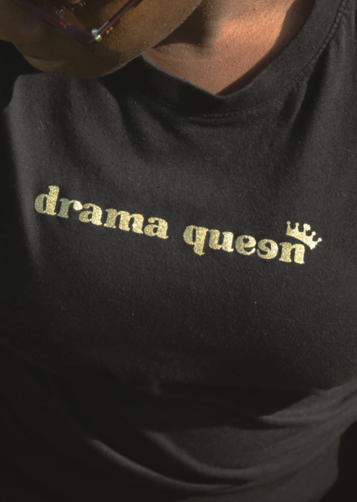 t-shirt noir "drama queen" personnalisé doré pailleté zoom
